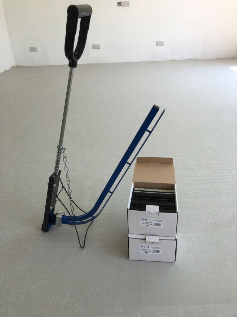 Underfloor heating pipe work tacker gun