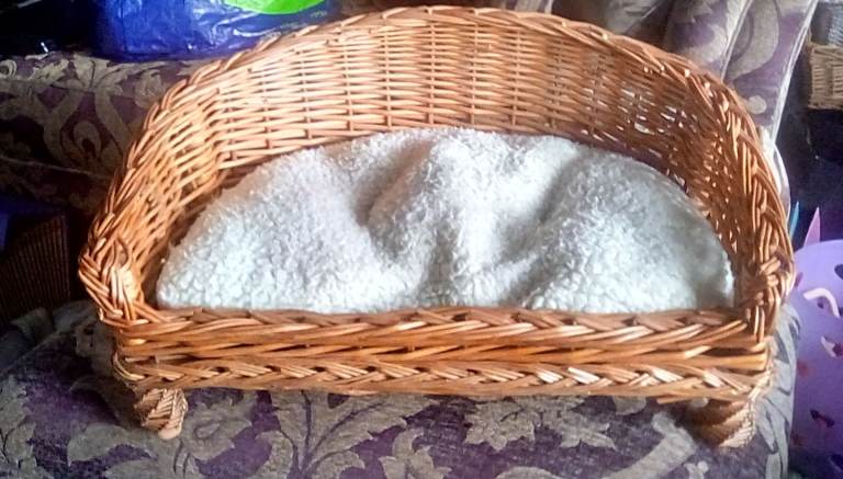 SOFA STYLE WICKER PET BED SET.