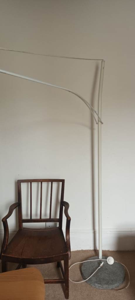 Overhanging lamp with stone disc base