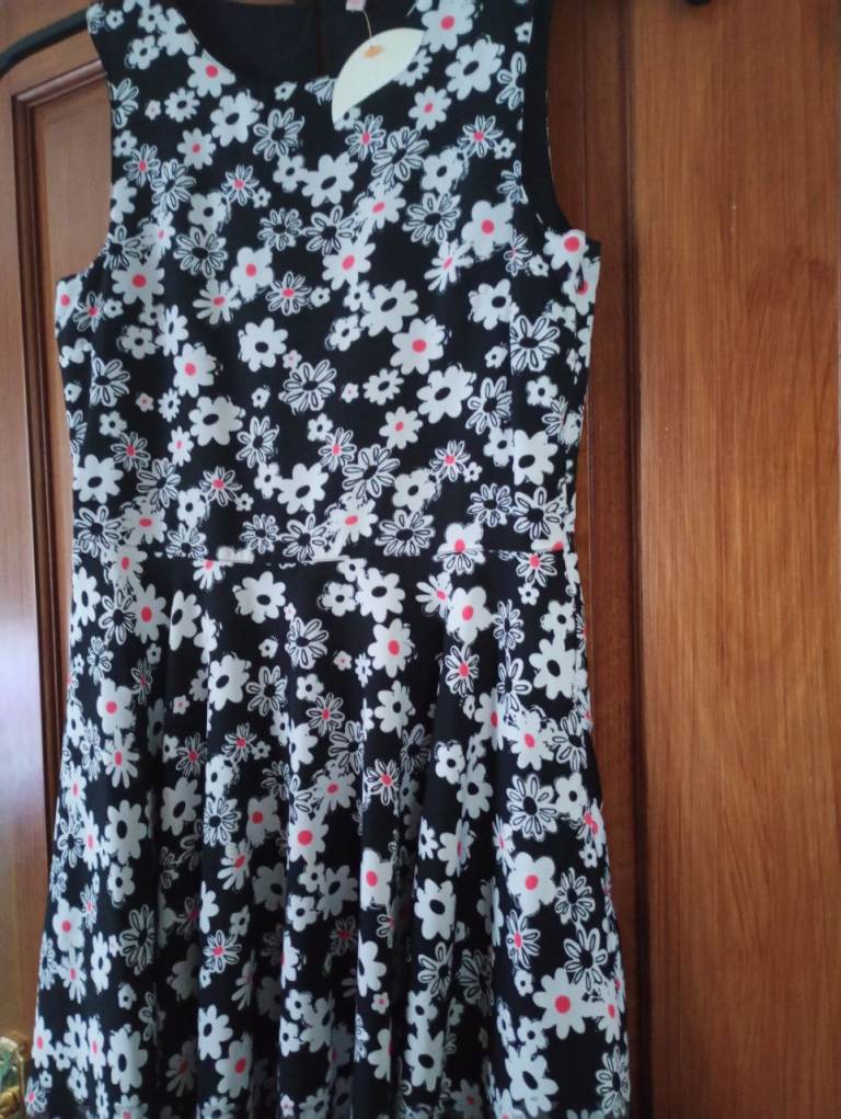 GIRLS DRESS. AGE 11/12. M&S. Sl/less. Unworn. New, still tagged.