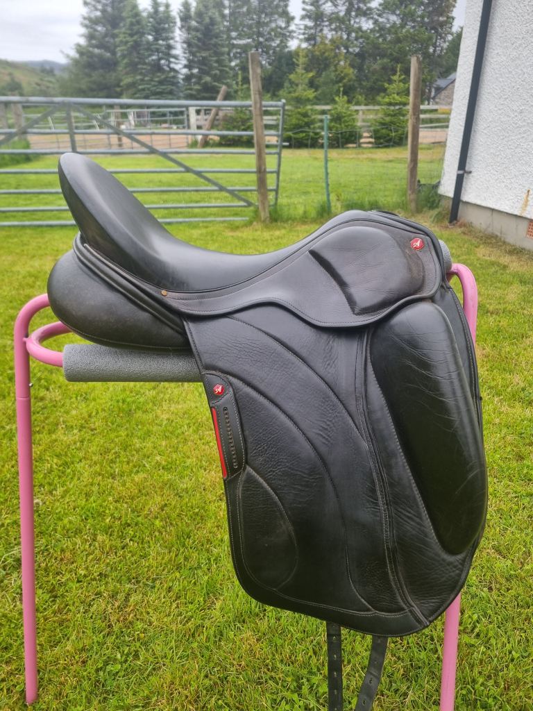 Albion Revelation dressage saddle black 17.5" medium wide monoflap adjustable second hand