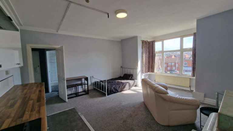 Attractive first floor studio flat – Available Now - Kirstall