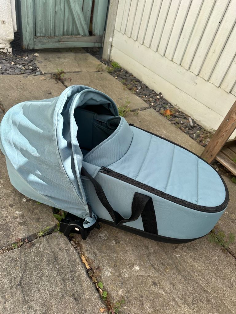 Babyzen Yoyo Bassinet in Aqua – Good Condition