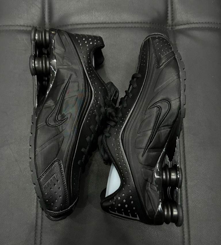 Nike Shox R4 - Black - 9.5 (Fits size 9)