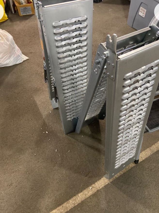 Pair new foldable car ramps Total weight 400kg