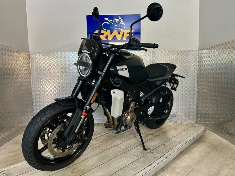 HUSQVARNA 801 SVARTPILEN 2025, ONLY 1 OWNER & 1,111 MILES!! SAVE £'S ON NEW
