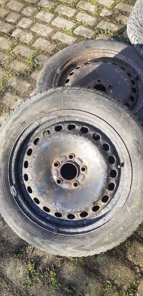 4 Winter tyres(Nokian 205/50 R16 91T ) on steel rims from Volvo V50