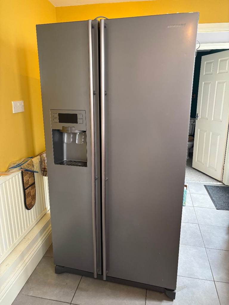Samsung American Fridge Freezer with Water Dispenser