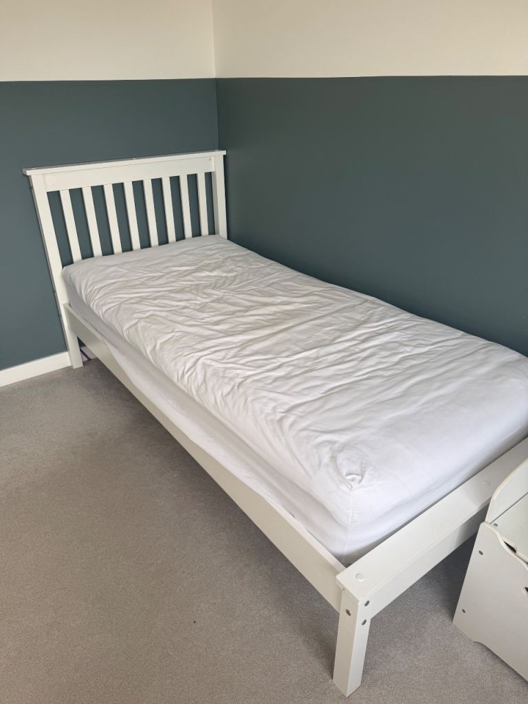 Single kids bed - white wood
