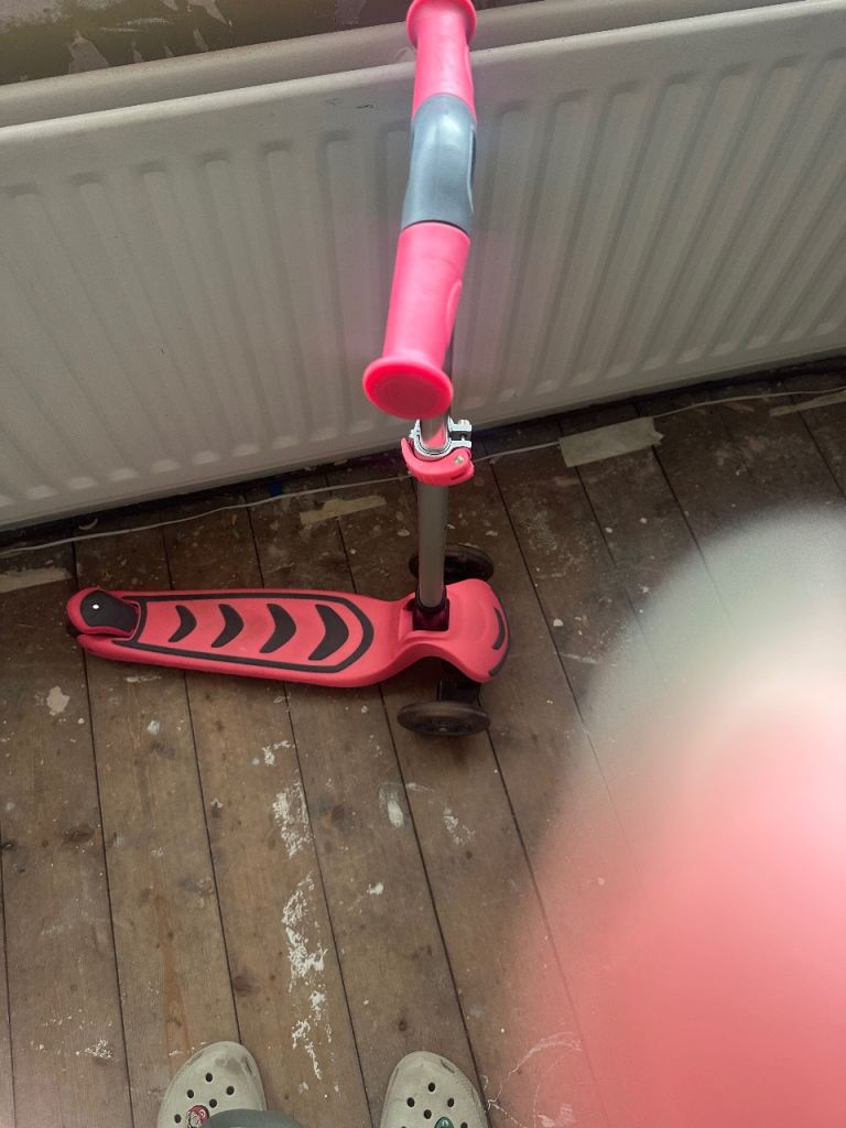 Pink scooter with light up wheels 