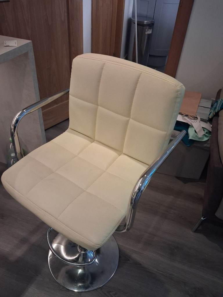 3 Cream Bar Stool with Chrome Base – Good Condition