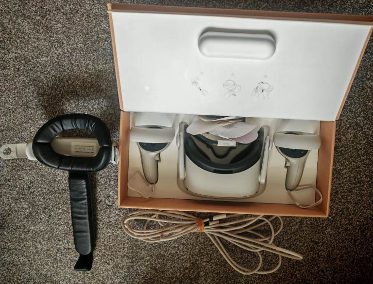 Barely Used Meta Quest 2 Headset w/Accessories: 16ft Syntech Cable + Kiwi Design Headstrap Accessory