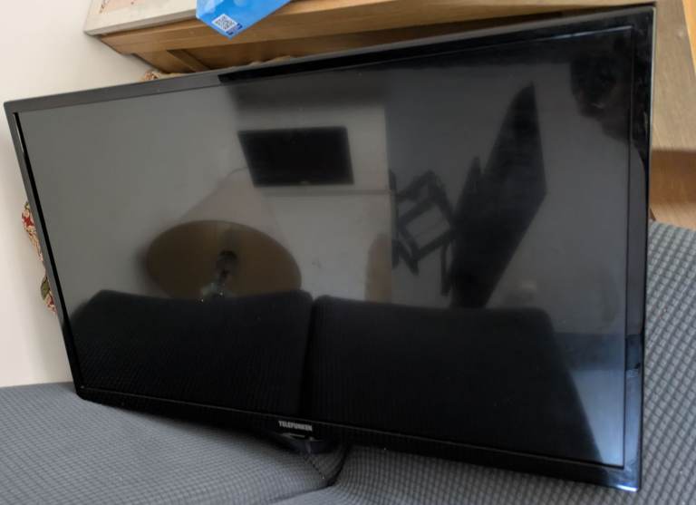 TELEFUNKEN 32-inch Full HD TV & remote - Very Good Condition