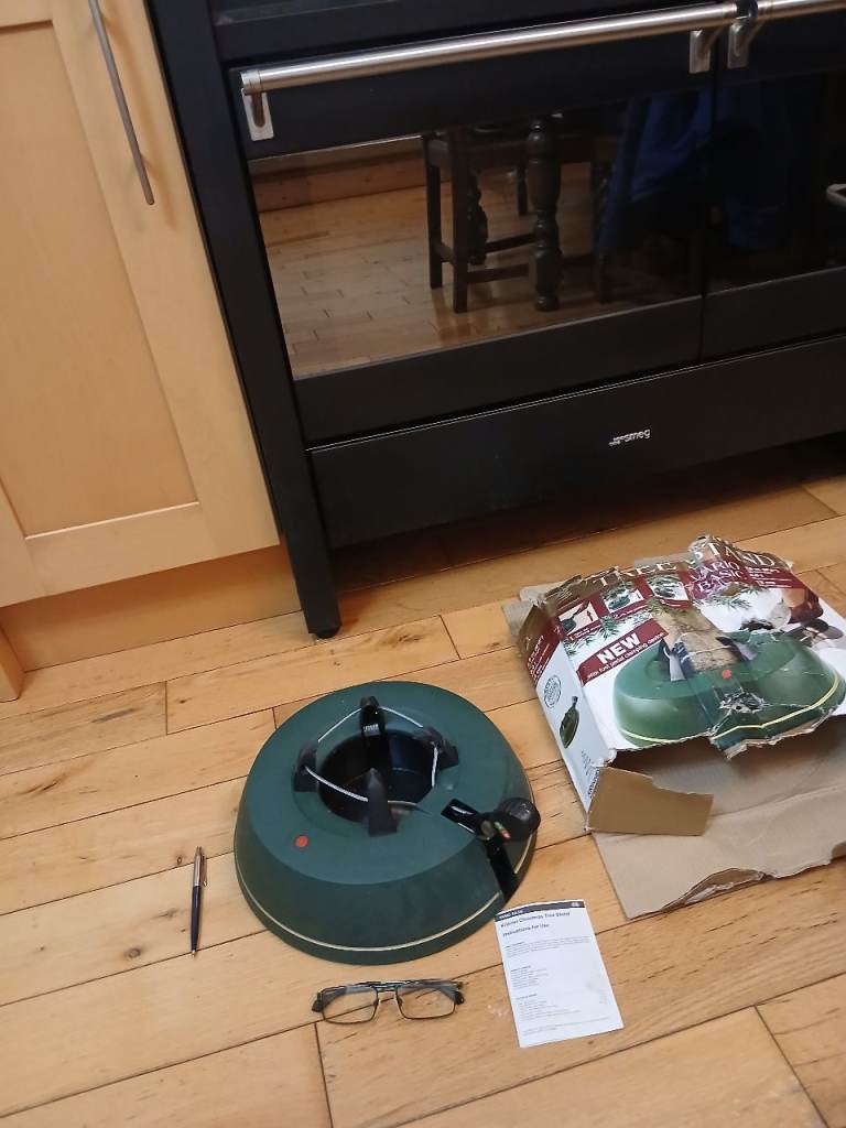 Leeds 15. Krinner brand, ratchet type Christmas tree stand for up to 8ft tree. Boxed, VGC. 