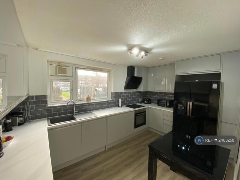 2 bedroom flat in Blanch Close, London, SE15 (2 bed) (#2463258)