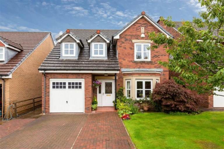  Stunning 4-Bed Detached House | 3 Bathrooms | Conservatory | Garden | 