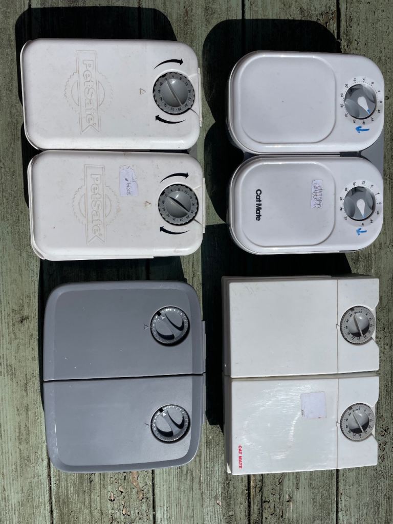 Pop-up battery operated cat feeders