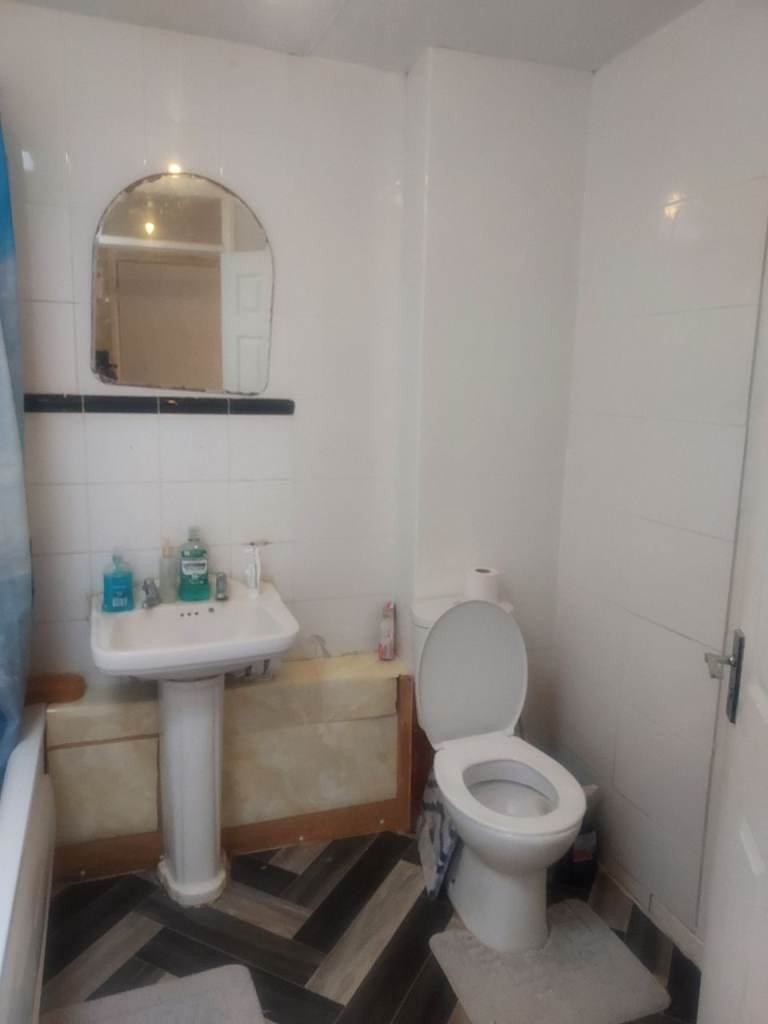 ONE LARGE ROOM AND ONE DOUBLE ROOM FOR RENT 