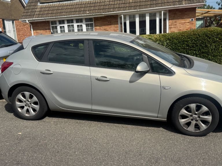2010 Vauxhall Astra 1.6 – 78,575 miles – £1,000