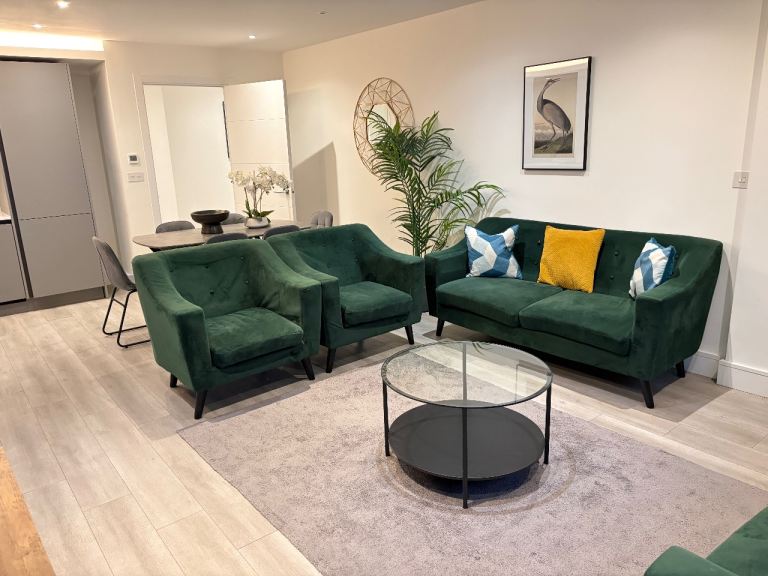 Penthouse 3 DBed 2 Bath Hall Open Plan 2 Balconies Concierge Lounge Car Park VeryNearRailBusTesco 