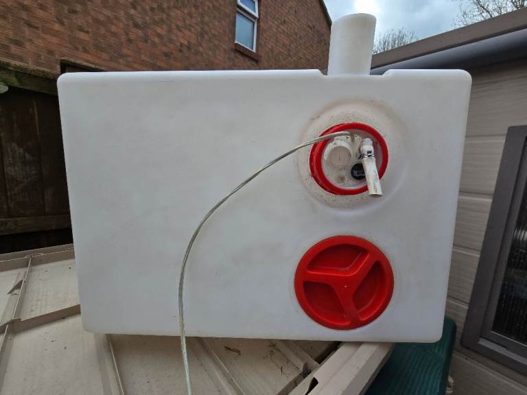 60 litre water tank with 12v submersible pump
