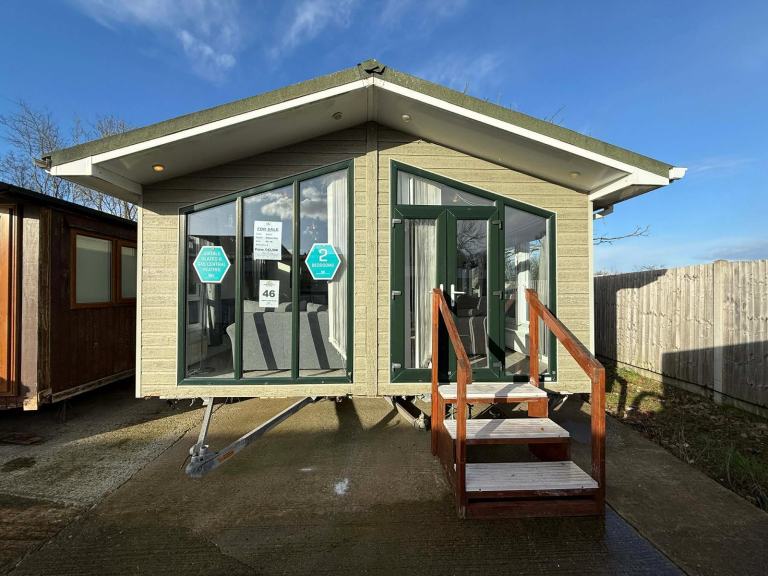 2 Bed 40x16ft Twin Lodge - Bath, Shower, New Carpet, French Doors - Offsite Sale