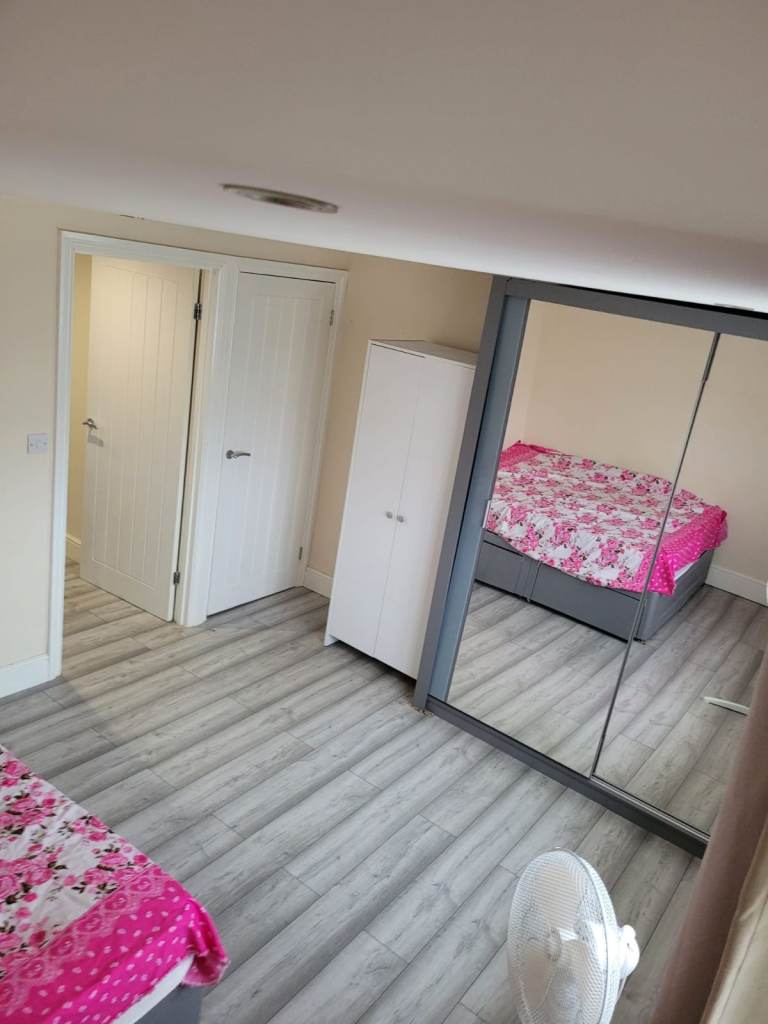 Newly Refurbished Spacious Studio available for working couples -1250/mon