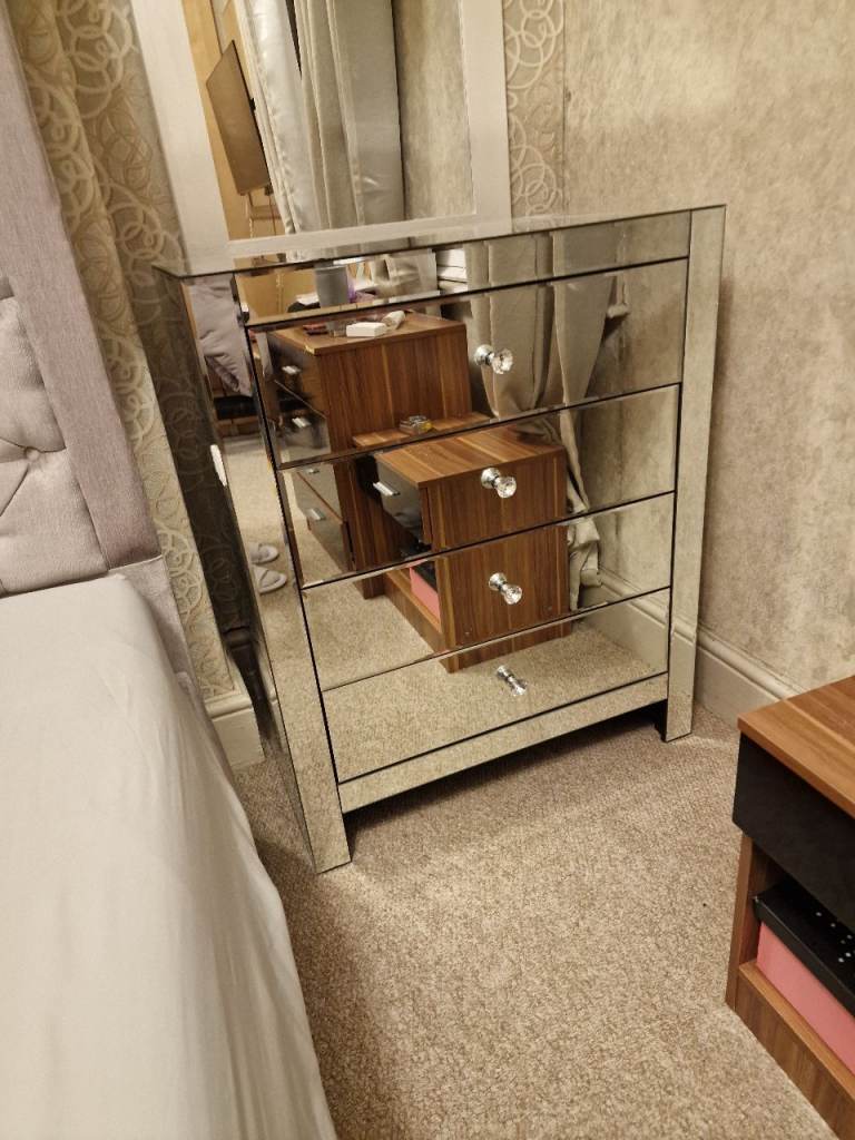 Venetian chest of drawers with Night stand