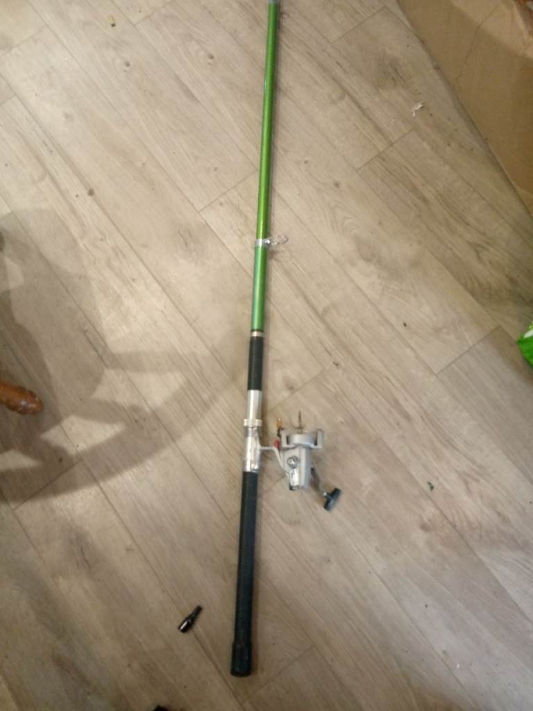 Very long Green Fishing Rod with Reel – very Good Condition