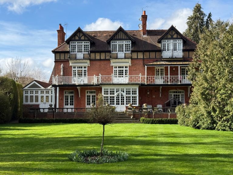 2 bed riverside apartment 