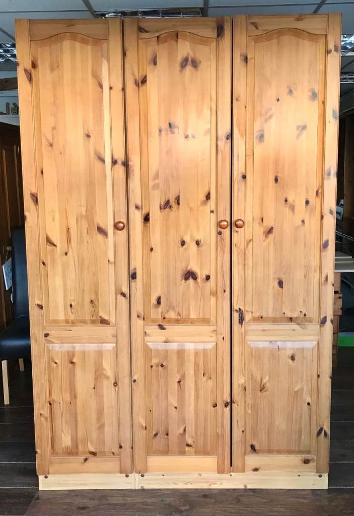 Pine 3 door wardrobe good conditions