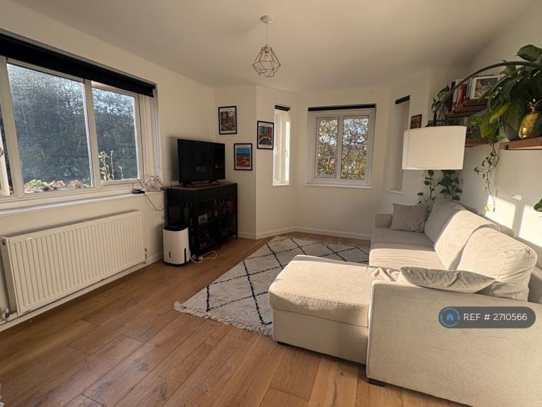 1 bedroom flat in Southwood Court, London, EC1V (1 bed) (#2710566)