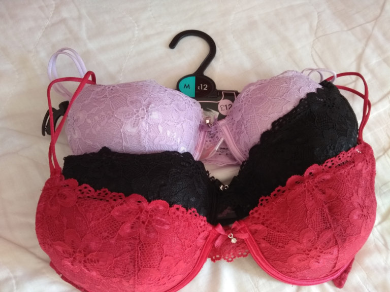 New with tags, womens bra set - 32A