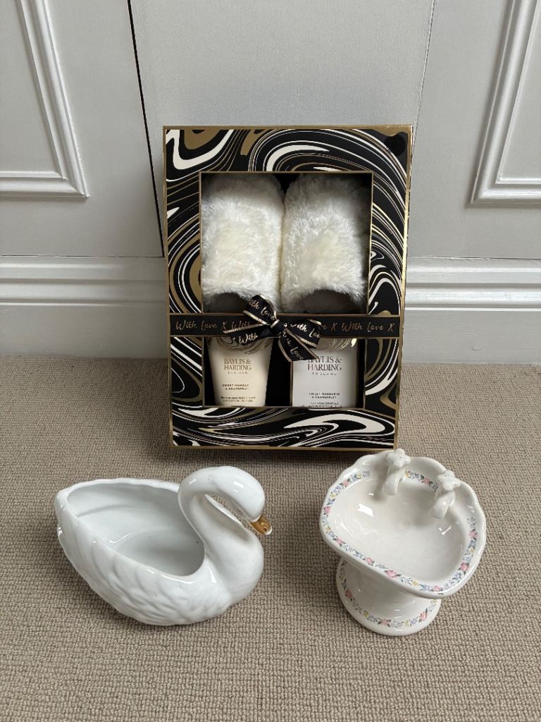 Baylis & Harding faux fur slipper set/Decorative Swan dish and pedestal basin soap dish