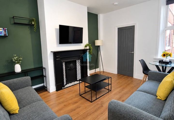 A BEAUTIFULLY SITUATED 2 BED FLAT IN SANDYFORD, FURNISHED AVAILABLE IMMEDIATELY FOR £1,250.00  