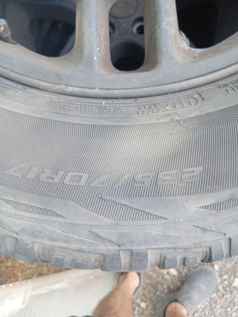 Discovery land rover alloys with tyres 