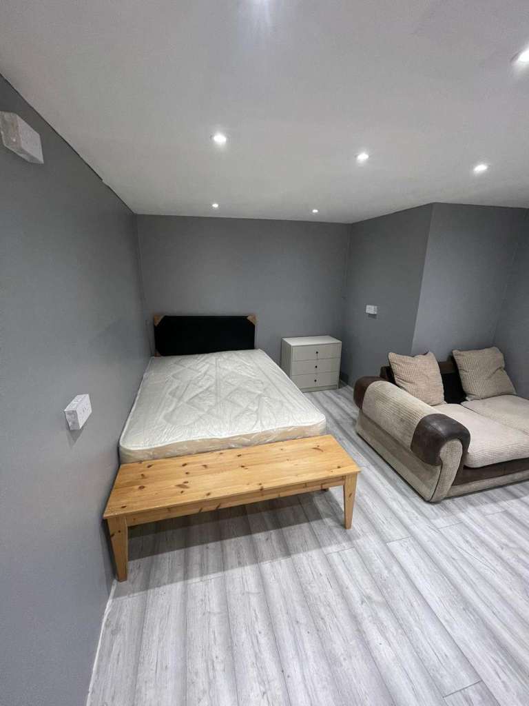 Studio Flat in Buckinghamshire, Market Place in Chalfont St Peter SL99EA