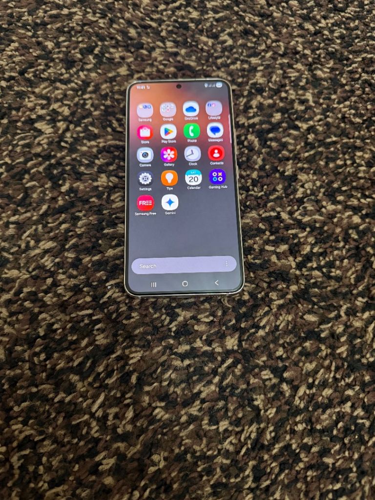 Samsung galaxy S22 unlocked 128gb dual sim excellent condition with case 