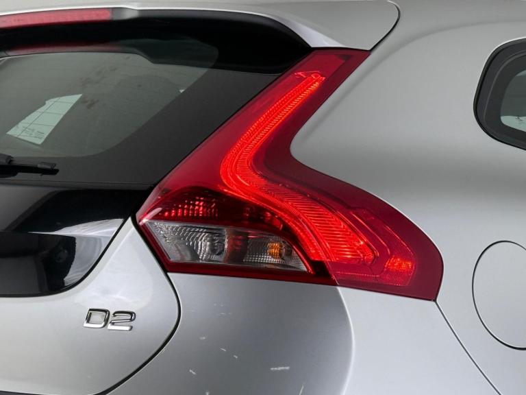 2016 Volvo V40 D2 [120] Momentum Nav Plus 5dr Geartronic HATCHBACK DIESEL Automatic