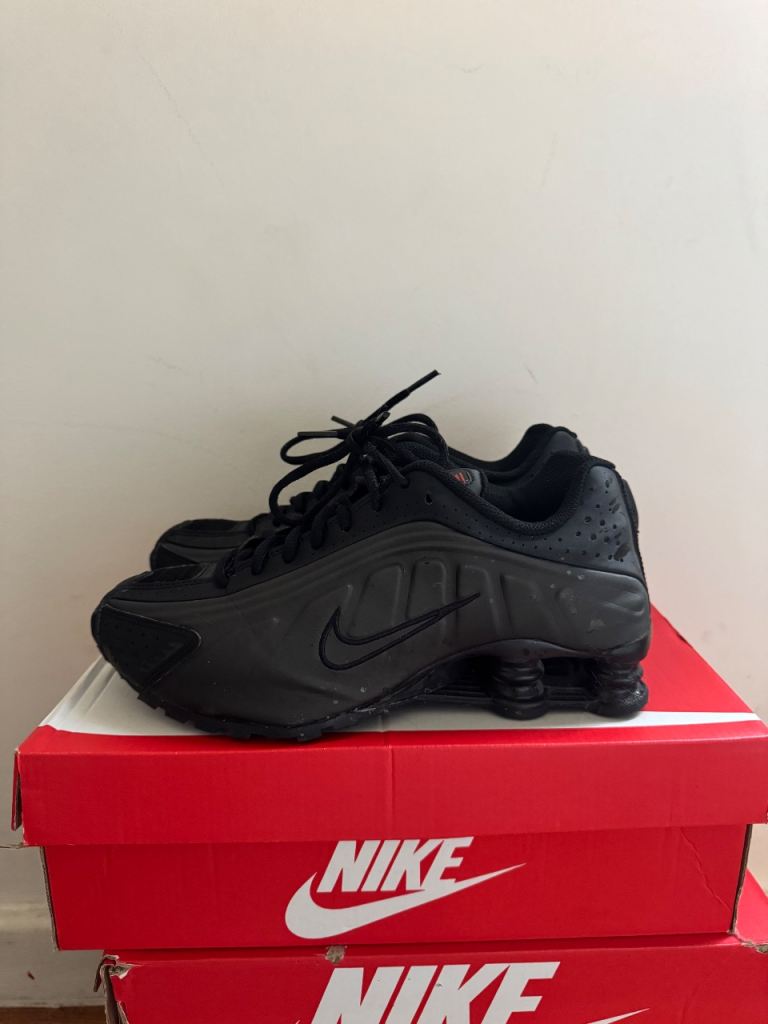NIKE AIR SHOX UK6 BLACK