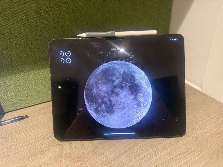 Apple iPad Pro M5 13in with Magic Keyboard– Good Condition