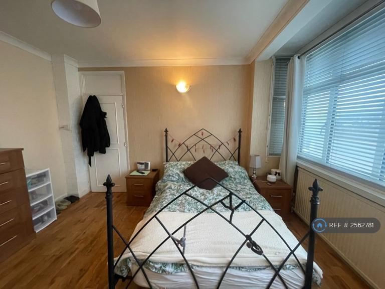 1 bedroom in Hook Rise North, Surbiton, KT6 (#2562781)