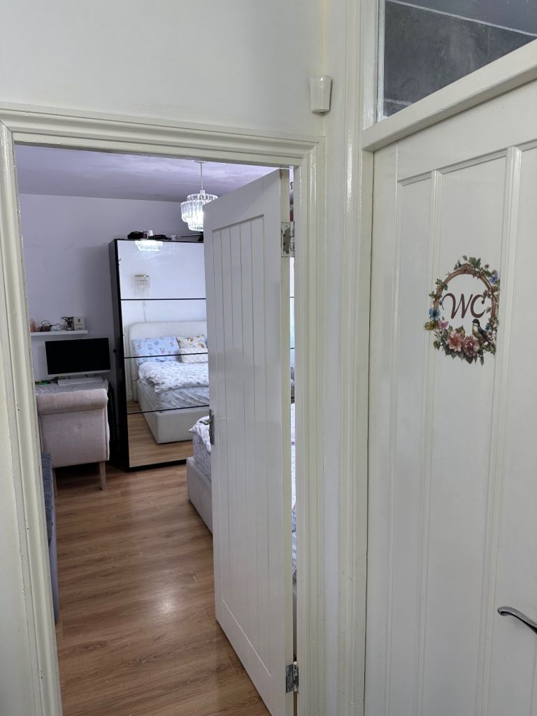 Luxury Double bedroom for single female in the heart of Stratford E15 close to Stratford station 