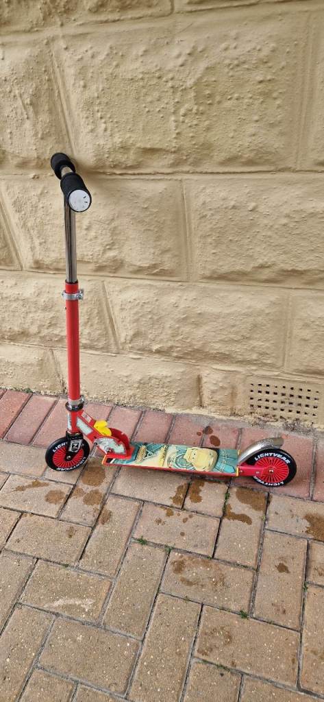 DISNEY CARS, LIGHTNING McQUEEN INLINE FOLDING SCOOTER. VERY GOOD CONDITION.