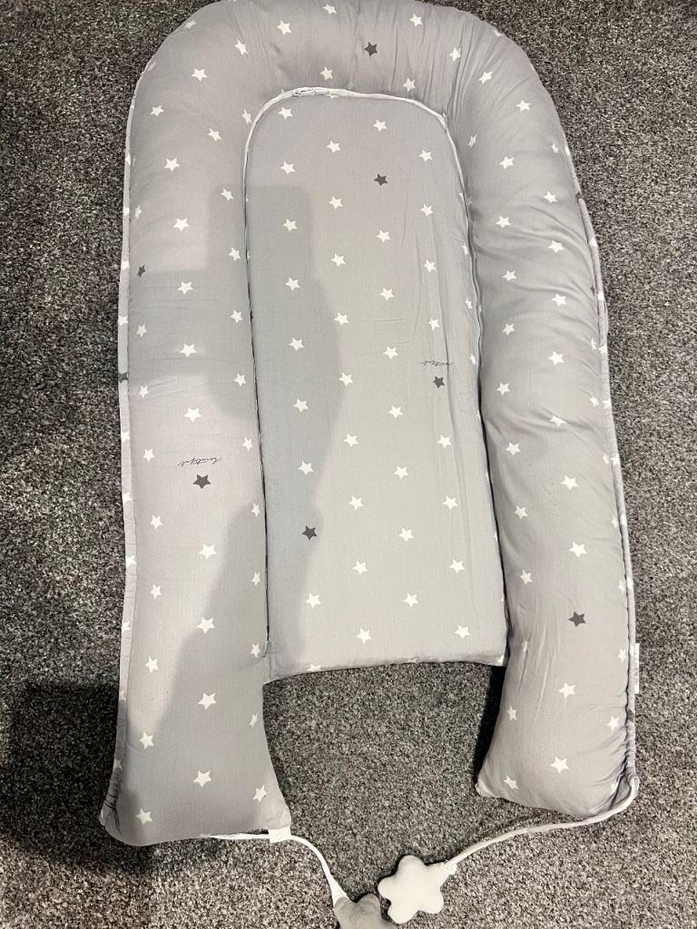 Round Cat or Dog Bed with Handles – Comfortable and Lightweight