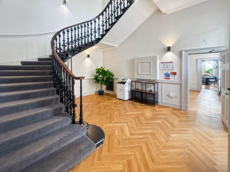 Edinburgh - EH1 3EG, Find office space in Signature Edinburgh, 6 Waterloo Place for 4 people