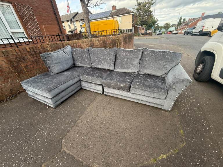 Nice modern corner group sofa   £299