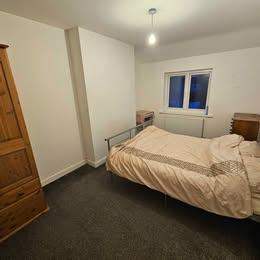 Double room available in a clean and quiet house in Darlaston. WS10 8TS