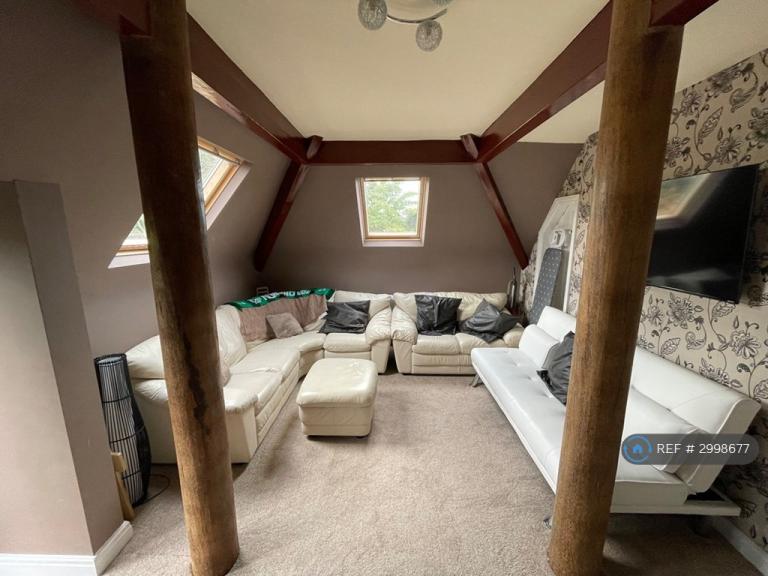 2 bedroom flat in Otley Road, Leeds, LS16 (2 bed) (#2998677)