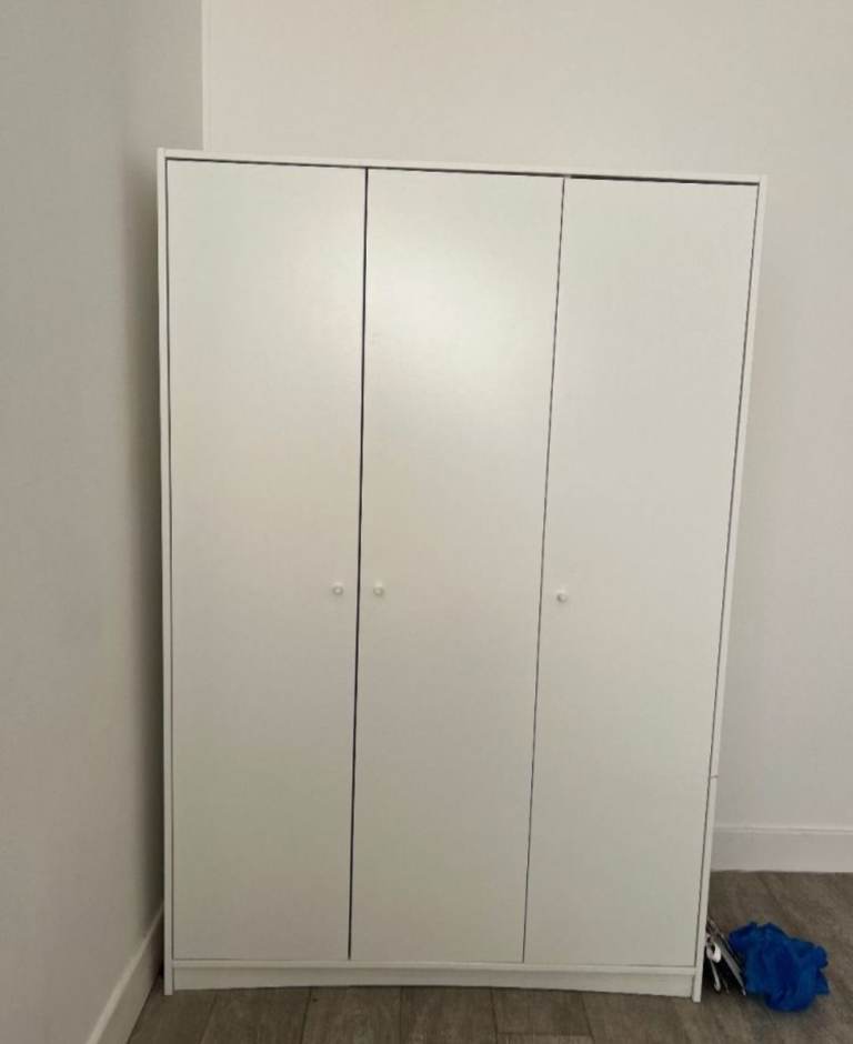 BIG 3 DOOR WARDROBES WITH HANGING RAILS AND SIDE 4 SHELVES 